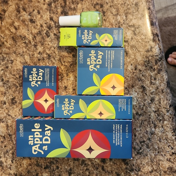 SEI BELLA AN APPLE A DAY FULL COLLECTION - Picture 1 of 6